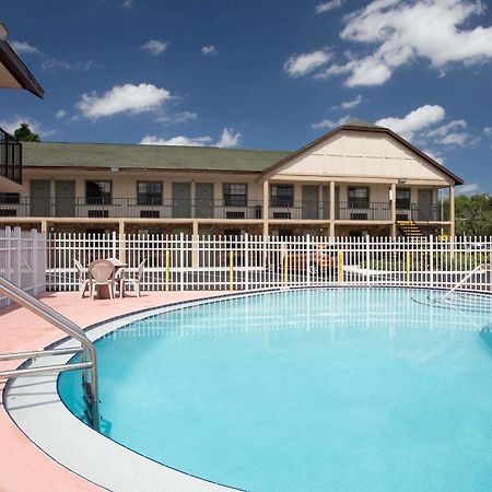 Americana Inn & Suites Lake Magdalene Dış mekan fotoğraf