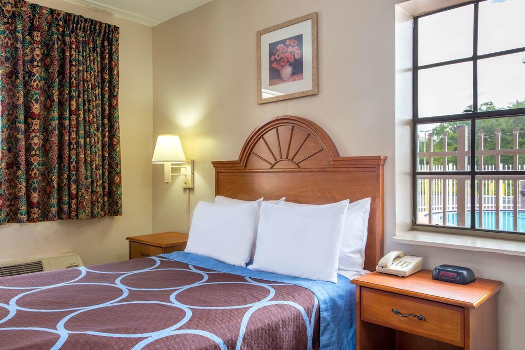 Americana Inn & Suites Lake Magdalene Dış mekan fotoğraf